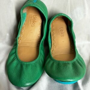 Like New Kelly Green Tieks! Size 7